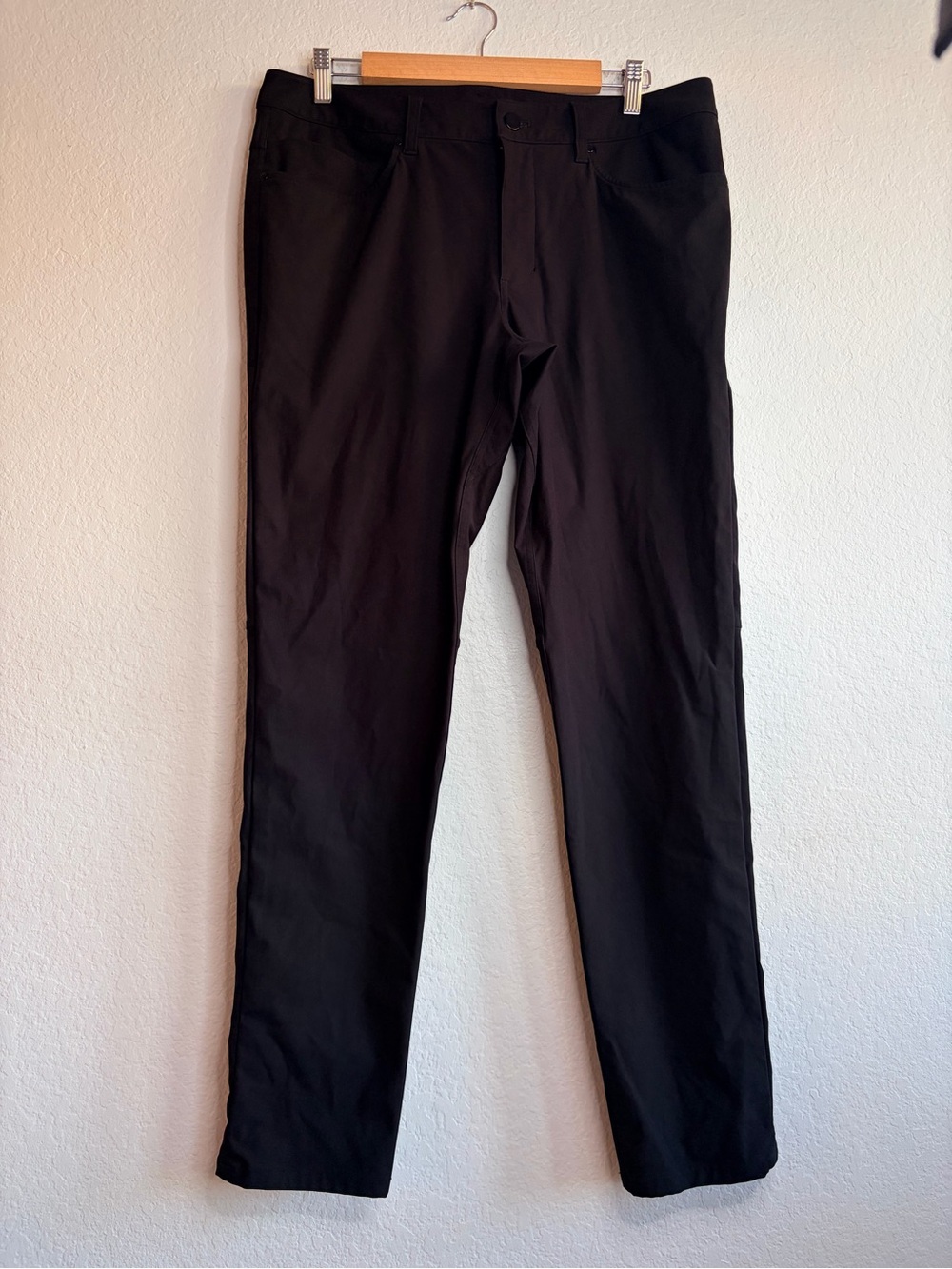 Lululemon Mens Black Slim Fit Athletic Pants, size 34